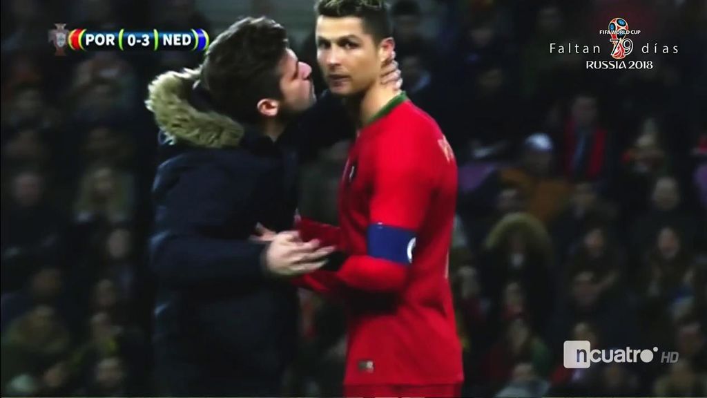 Cristiano y su minuto de abrazos, fotos… ¡e intento de beso durante el Portugal - Holanda!