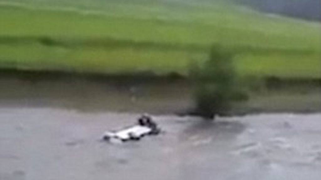 Una mujer y su recién nacido, entre los ocho muertos cuando un taxista intenta atravesar un río