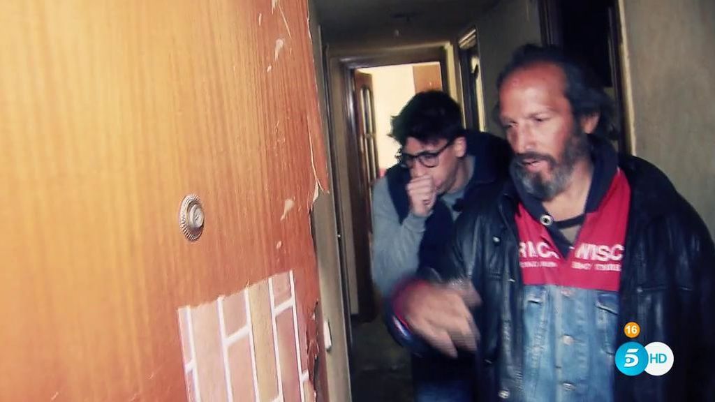 El reportero de 'AR', a punto de vomitar al entrar en la casa que okupan 'Los Jiménez'