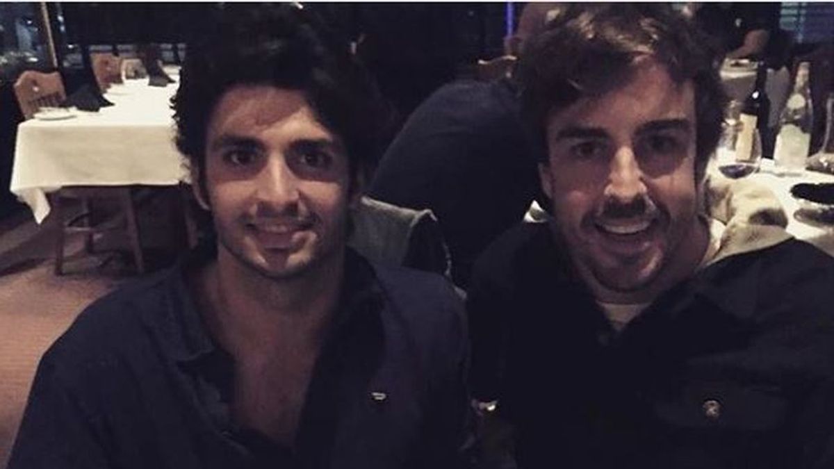 Carlos Sainz Jr. hace una 'peineta' a Fernando Alonso y el asturiano publica la foto en sus redes