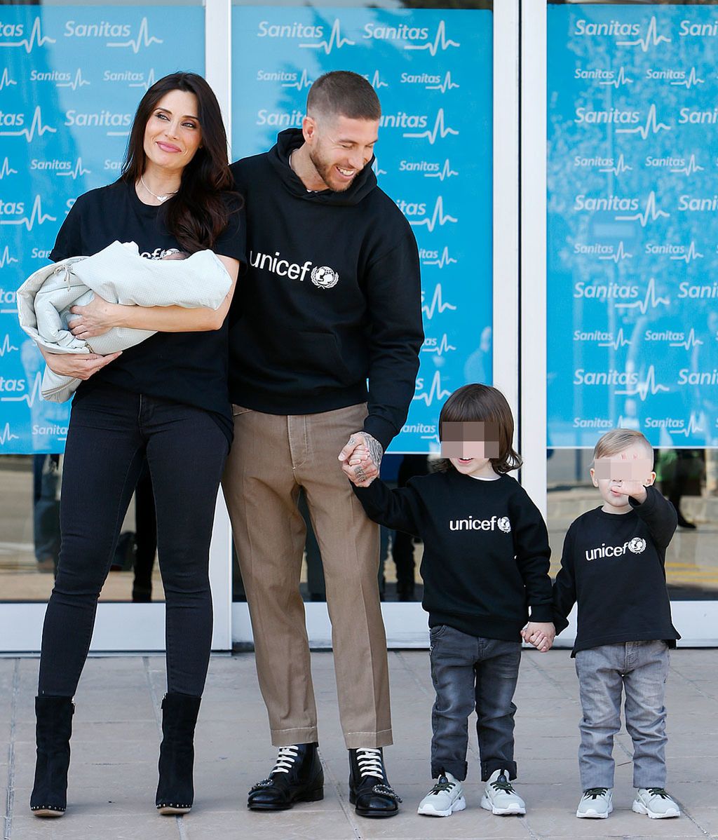 En familia y con sudaderas solidarias: Pilar Rubio y Sergio Ramos presentan a su tercer hijo, Alejandro