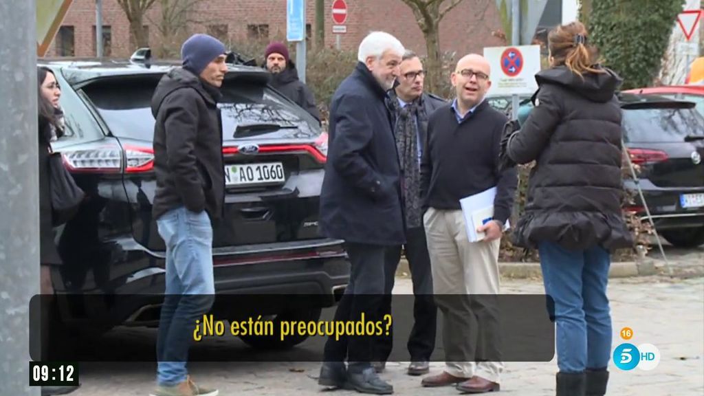 Los acompañantes de Puigdemont, a una reportera de 'AR': "No hemos cometido ningún delito" Los acompañantes de Puigdemont, a una reportera de 'AR': "No hemos cometido ningún delito"