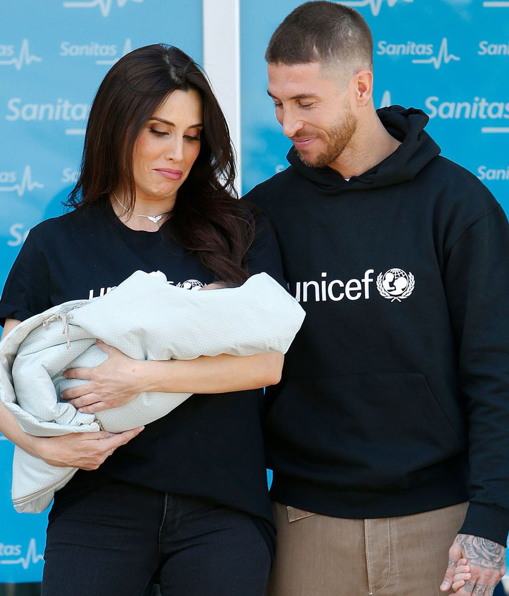 En familia y con sudaderas solidarias: Pilar Rubio y Sergio Ramos presentan a su tercer hijo, Alejandro