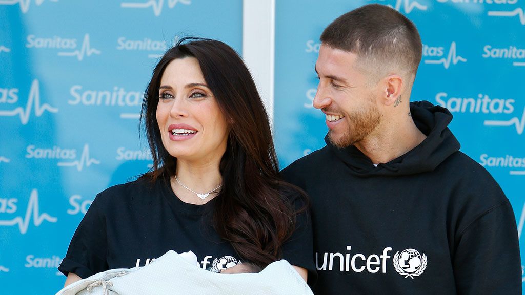 En familia y con sudaderas solidarias: Pilar Rubio y Sergio Ramos presentan a su tercer hijo, Alejandro