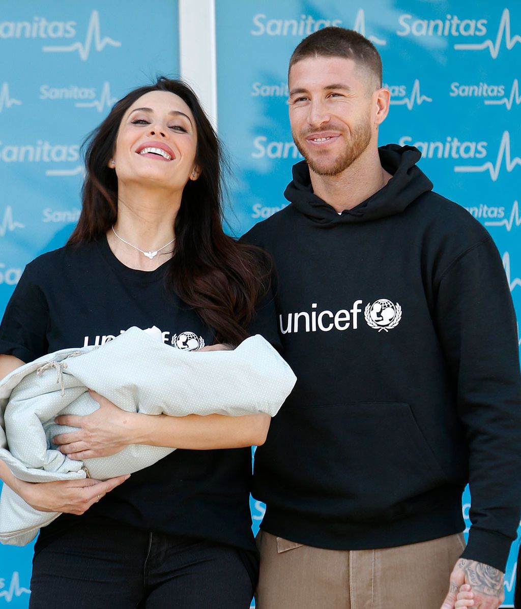 En familia y con sudaderas solidarias: Pilar Rubio y Sergio Ramos presentan a su tercer hijo, Alejandro