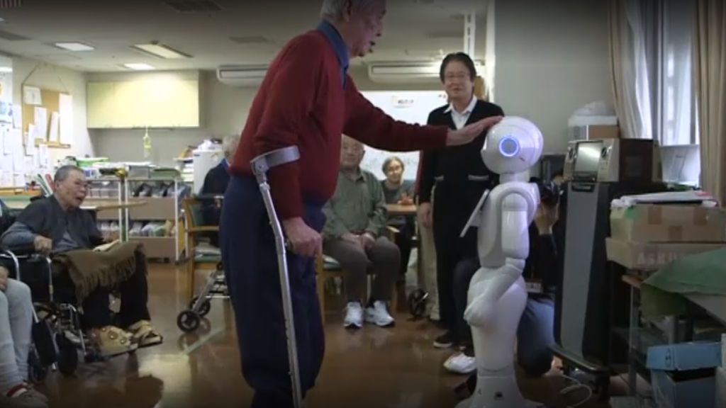 Japón recurre a los robots ante la falta de personal en los asilos