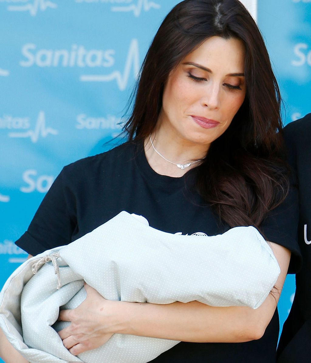 En familia y con sudaderas solidarias: Pilar Rubio y Sergio Ramos presentan a su tercer hijo, Alejandro