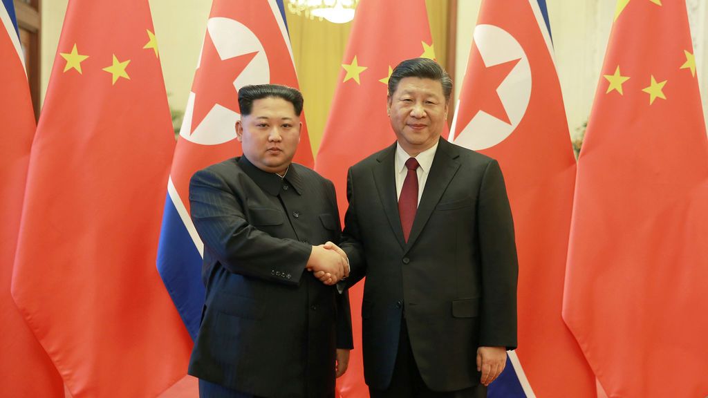 El líder norcoreano Kim Jong Un se reúne con su homólogo chino  Xi Jinping en Pekín