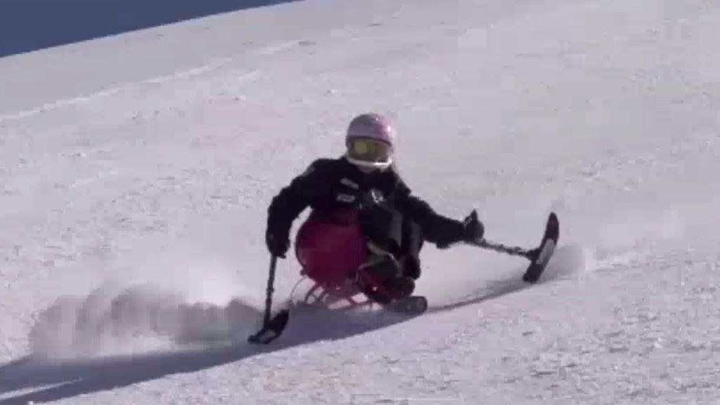 Audrey Pascual tiene 13 años y es campeona de España de esquí adaptado: “Voy cantando mientras bajo por las pistas”