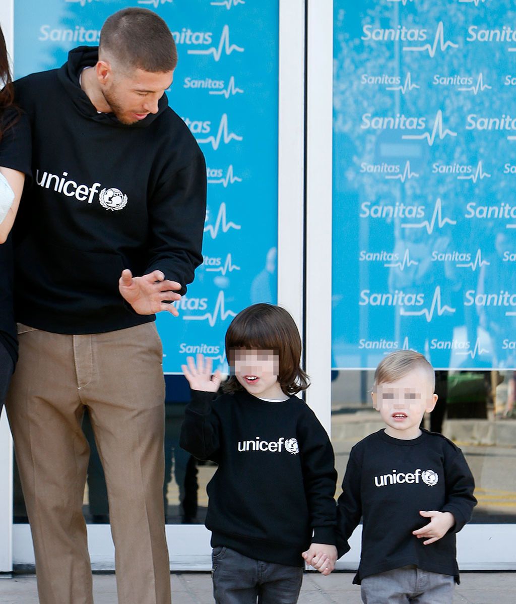 En familia y con sudaderas solidarias: Pilar Rubio y Sergio Ramos presentan a su tercer hijo, Alejandro