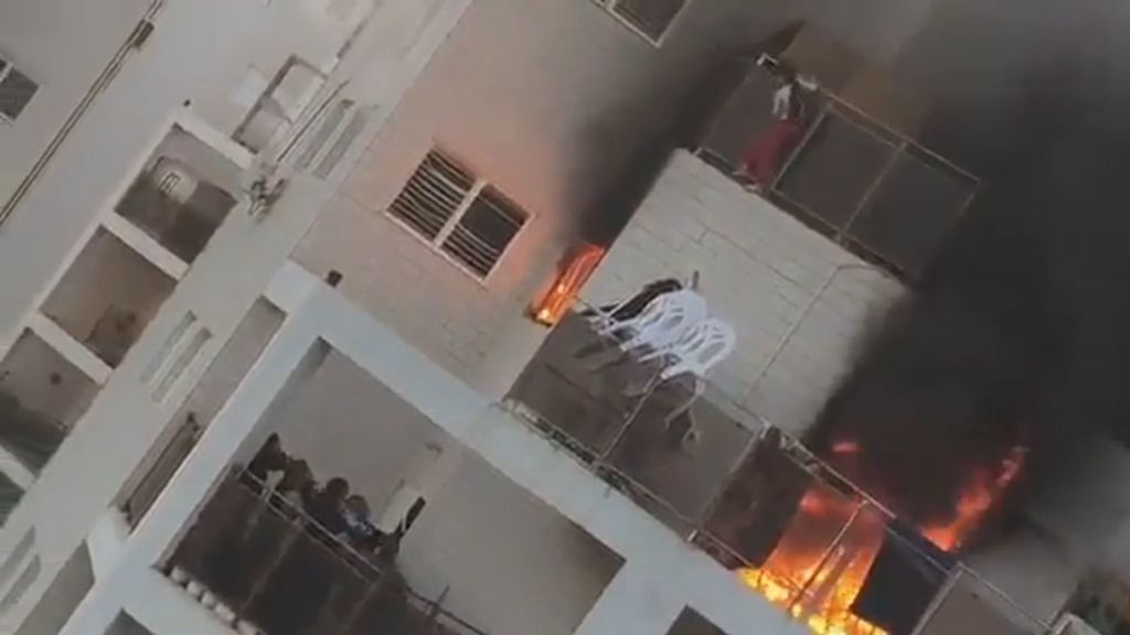 Una niña escapa de un incendio en una vivienda saltando por el balcón