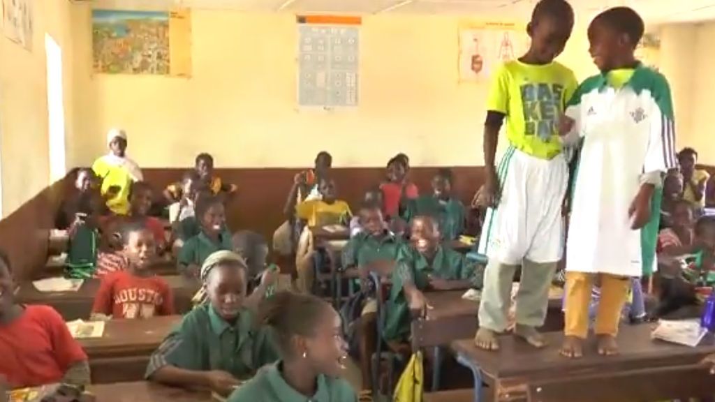 “¡Musho Betis, musho Betis!”: los niños de una escuela de Mali celebran la llegada de las camisetas donadas por el club
