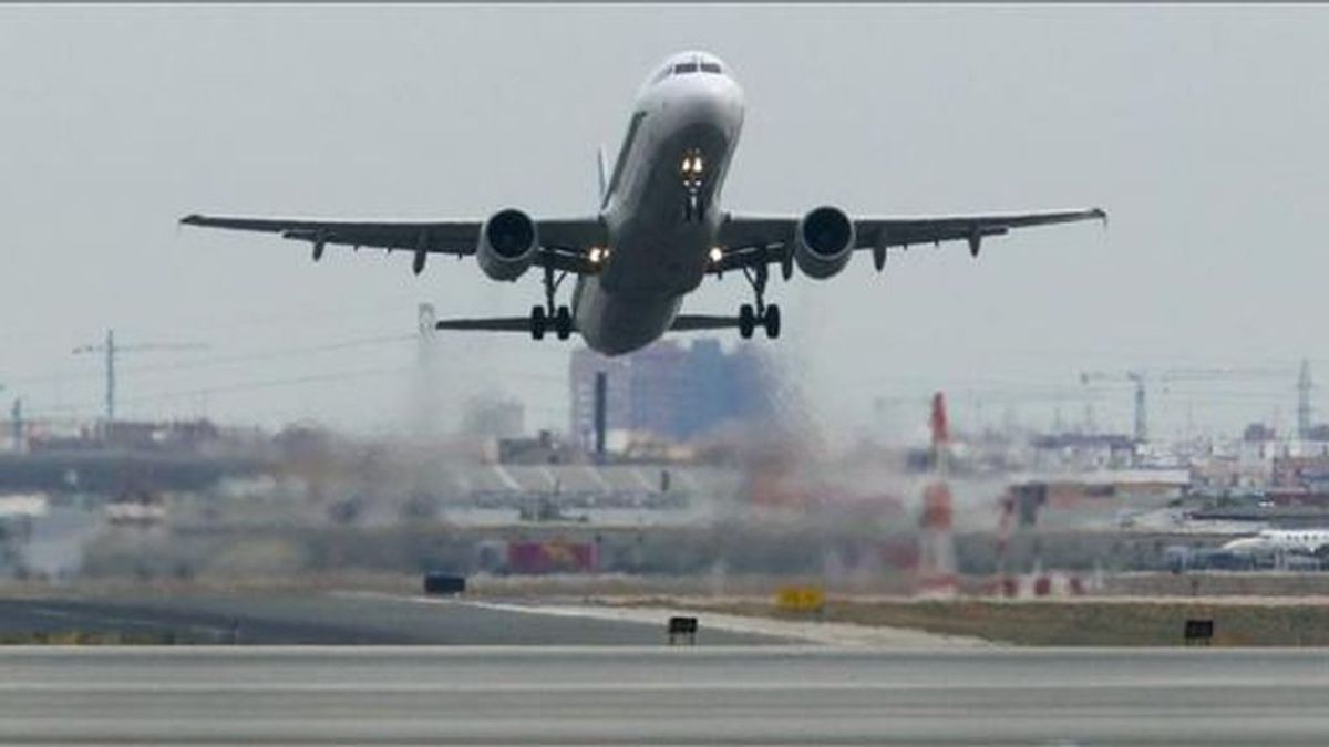 Una cometa retrasa los vuelos y desvía el aterrizaje en el Aeropuerto de Valencia