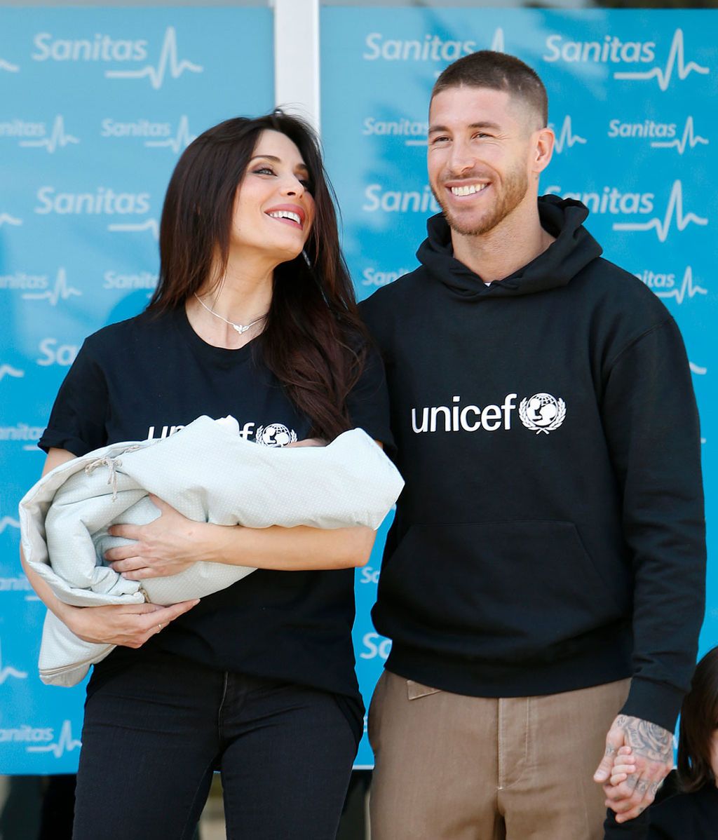 En familia y con sudaderas solidarias: Pilar Rubio y Sergio Ramos presentan a su tercer hijo, Alejandro
