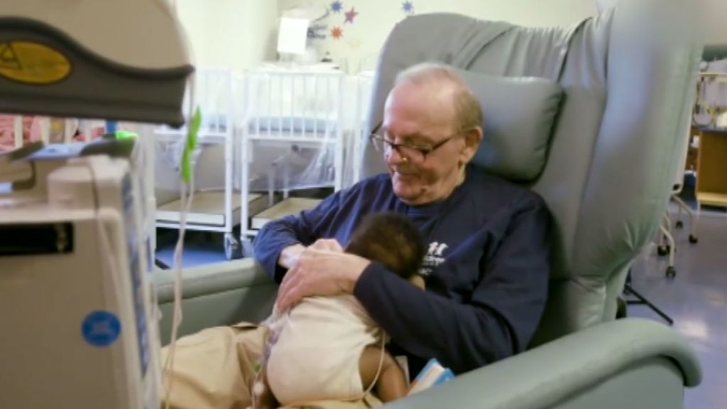 El abuelo 'abrazabebés' del hospital de Atlanta, un voluntario de 83 años con más de 1.200 nietos