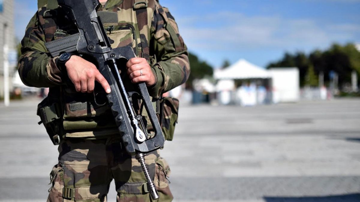 Un hombre intenta empotrar un coche contra un cuartel militar en Francia