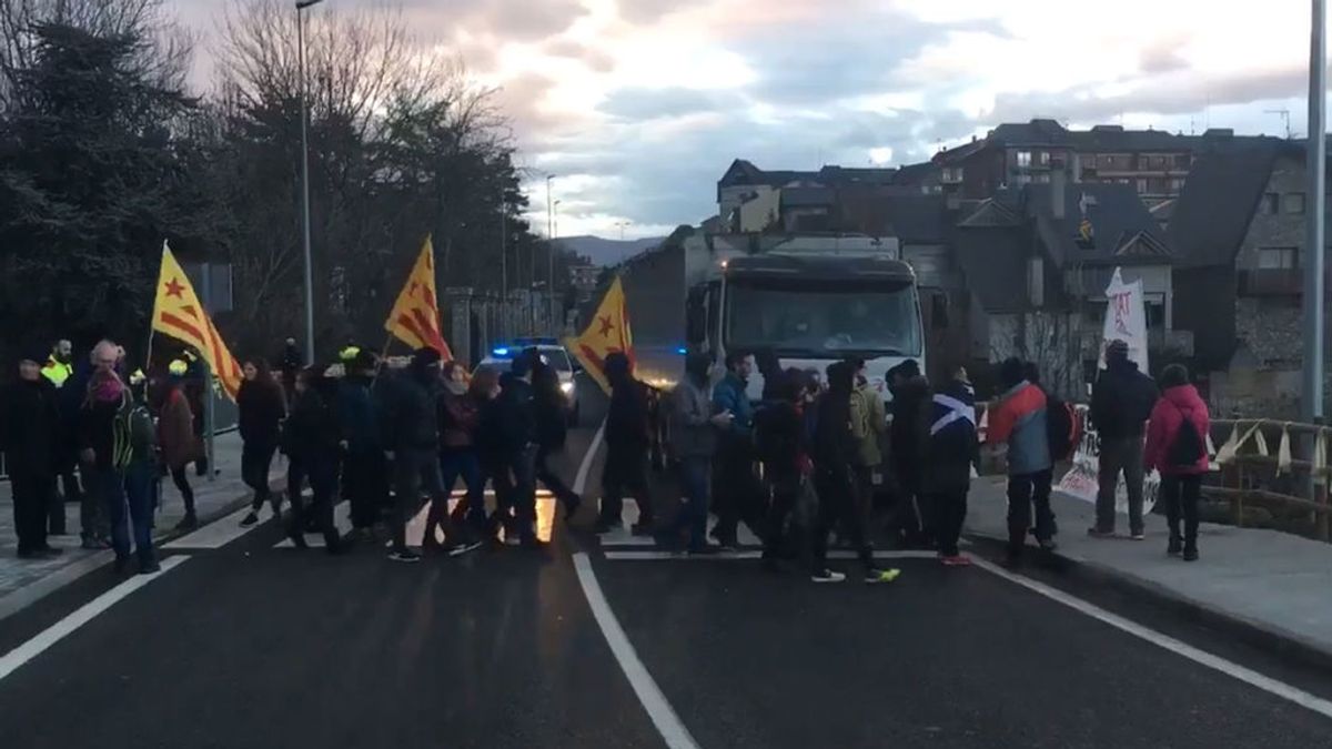 Un grupo de manifestantes de los CDR bloquea la N-260 en La Seu d'Urgell  en Lleida