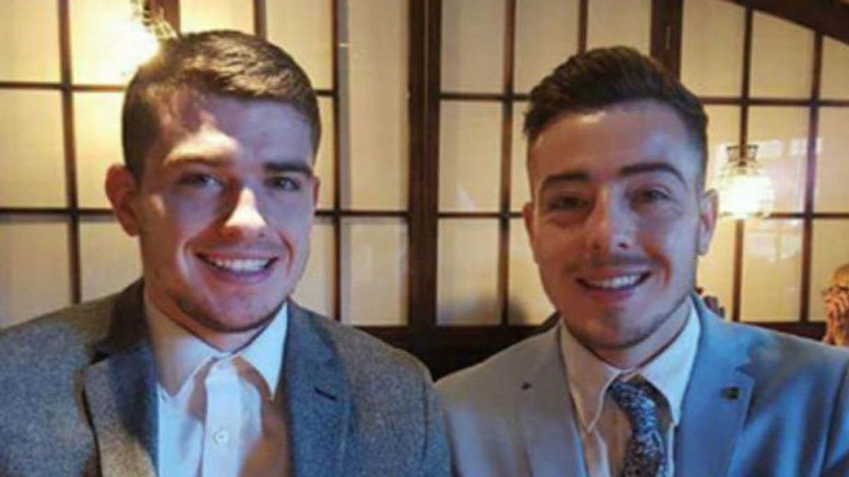 Dos gemelos británicos de 24 años, diagnosticados de un cáncer testicular con un mes de diferencia