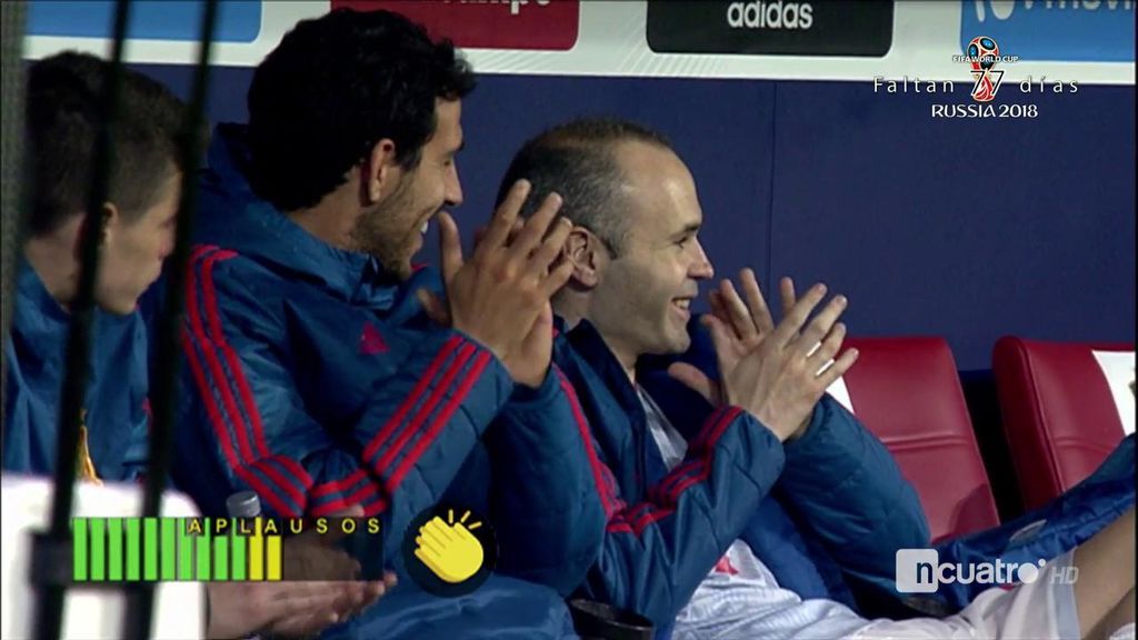 La felicidad de Iniesta al escuchar los aplausos a Piqué en el Wanda Metropolitano