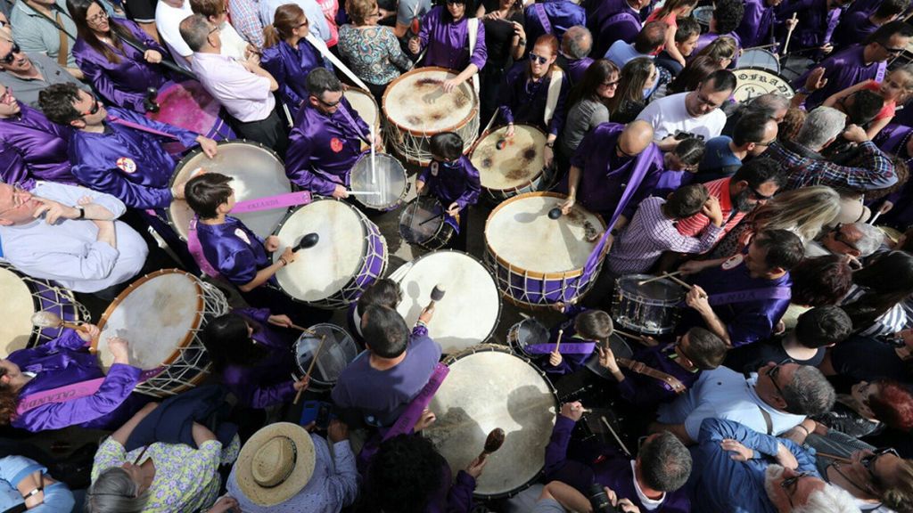 Los tambores toman las calles de Calanda