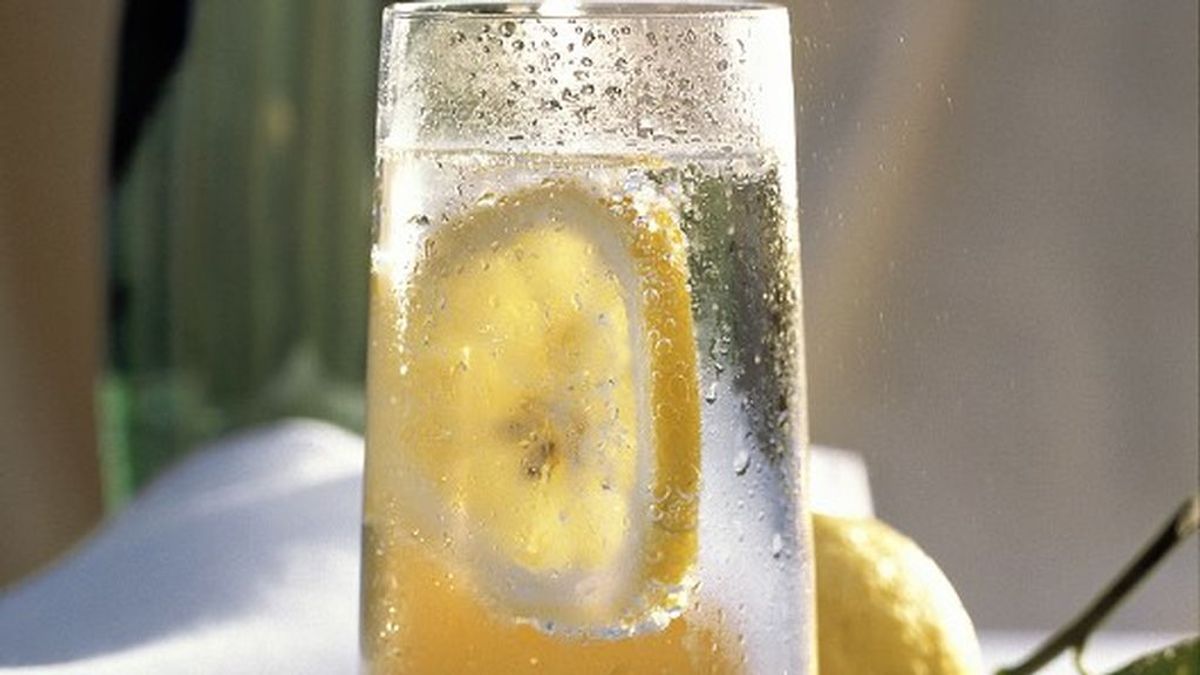 Nueve beneficios del agua con limón que aún no conocías