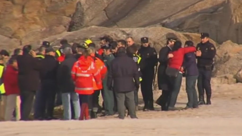 Buscan a una joven de 22 años arrastrada por una ola en Galicia