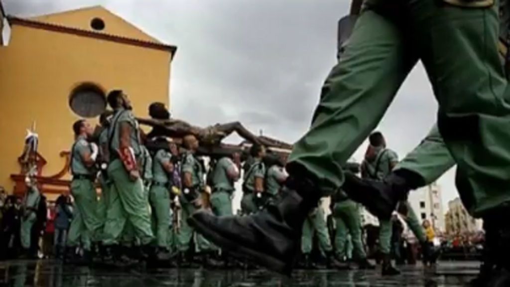 La Legión traslada el Cristo de la Buena Muerte en Málaga