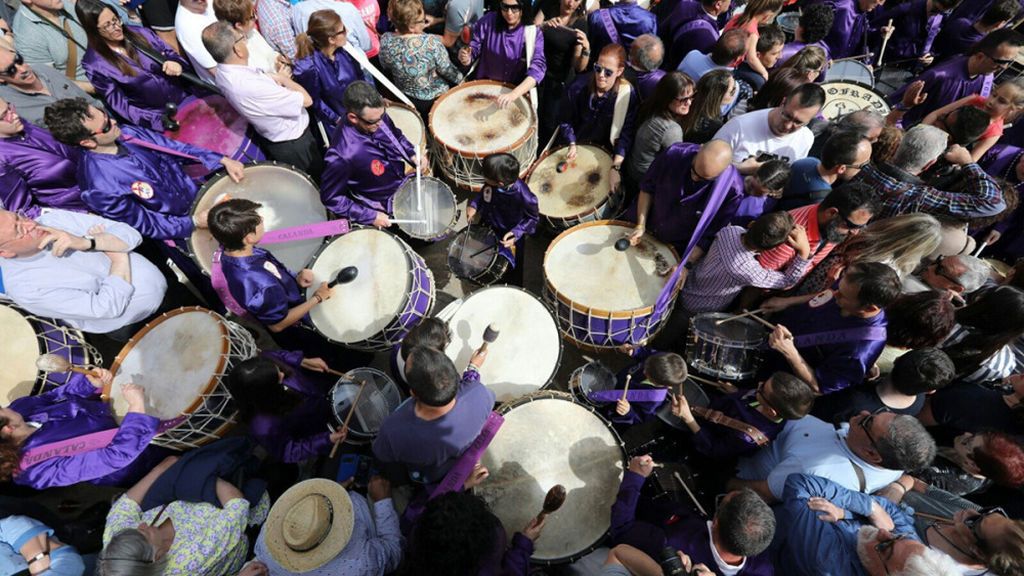Los tambores toman las calles de Calanda