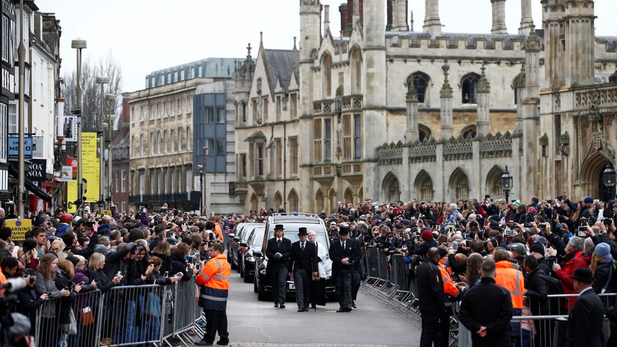 Miles de personas se despiden en Cambridge de los restos mortales de Stephen Hawking