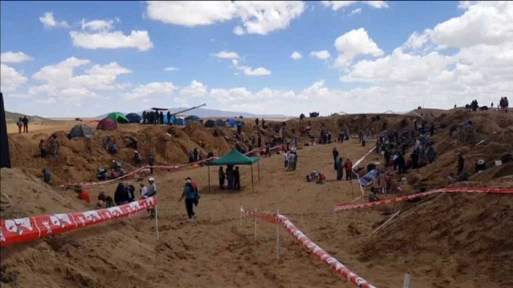 Diferentes artistas representan escenas de la Semana Santa en las dunas de Oruro
