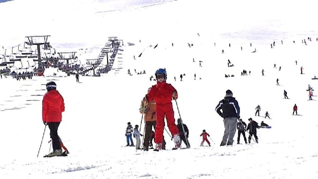 La abundancia de nieve atrae a miles de turistas a las estaciones de esquí