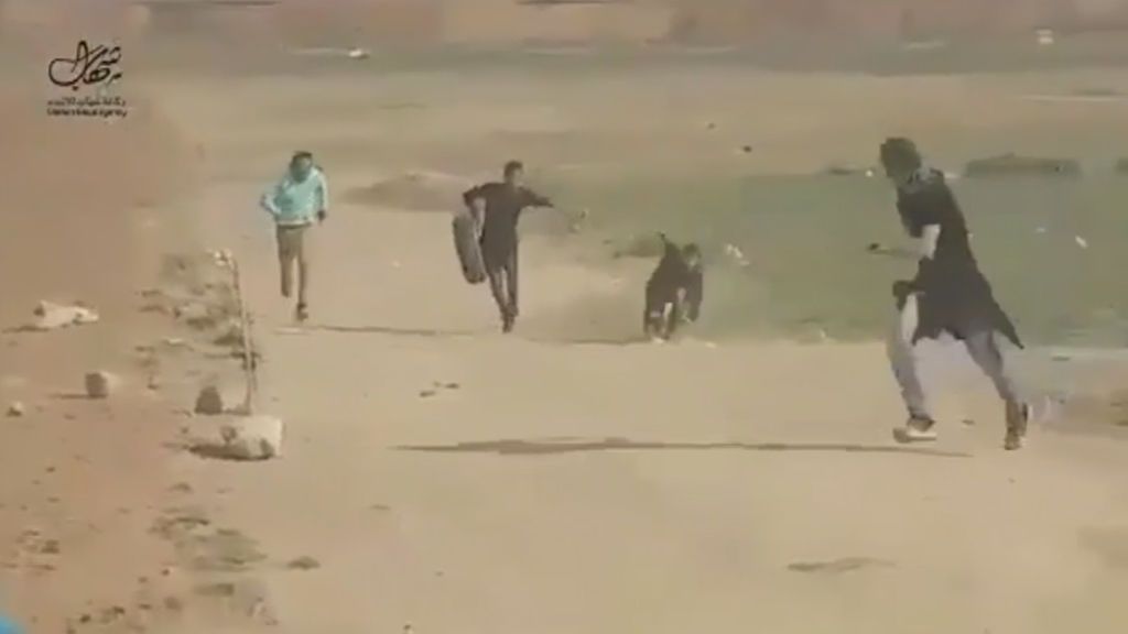 Duras imágenes de la jornada más sangrienta en Gaza: un joven palestino es abatido por la espalda