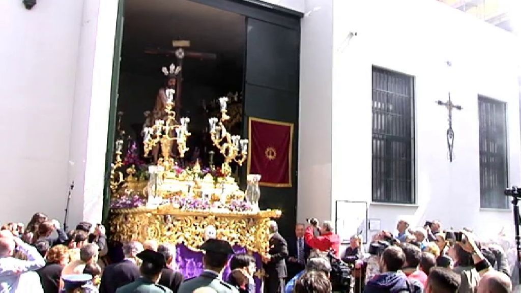 Devoción en las calles de Sevilla al paso de la Virgen del Sol