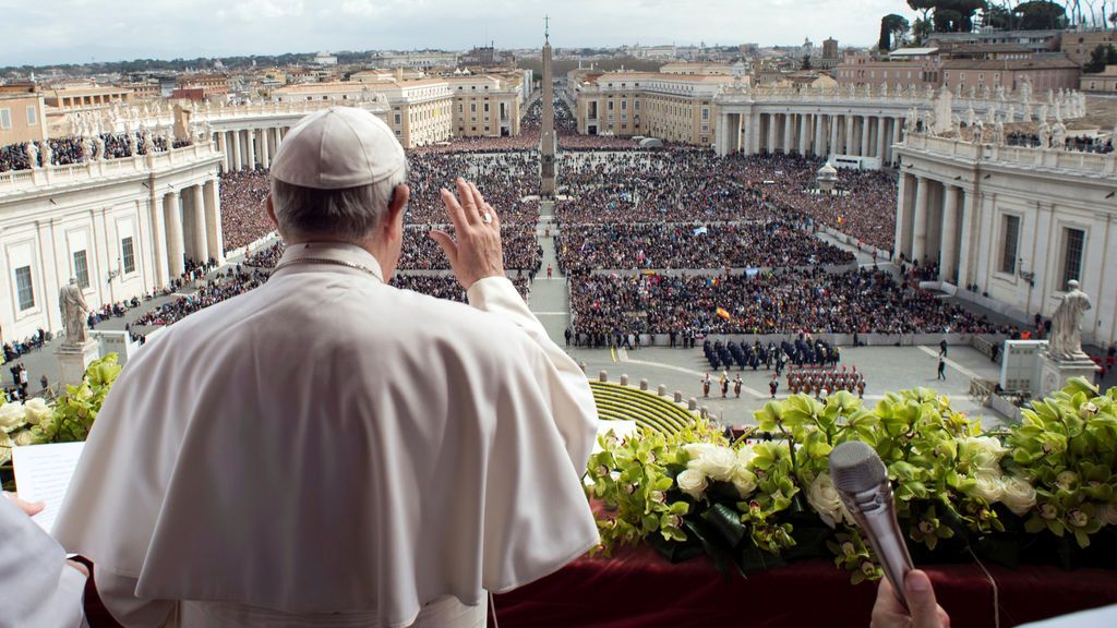 El papa imparte la bendición 'Urbi et Orbi' durante la misa de Pascua