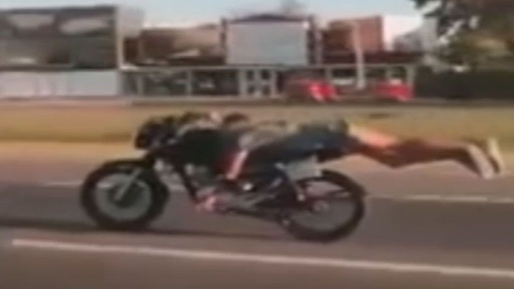 Hace el ‘Superman’ en la Autopista Panamericana e indigna a las redes