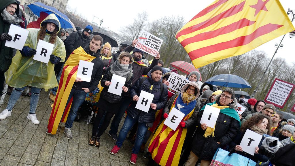 Independentistas catalanes se concentran en la Puerta de Brandenburgo en Berlín