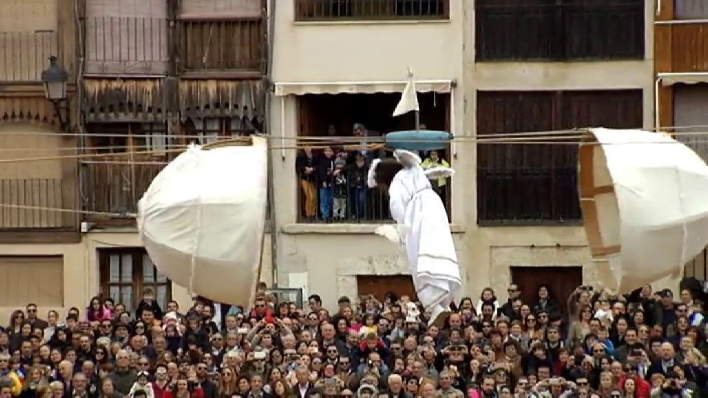 Emoción y aplausos en la Bajada del Ángel de Peñafiel