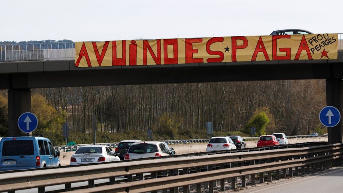 Pancarta colocada por activistas de los Comités de Defensa de la República (CDR), en la que se puede leer "Hoy no se paga", en el peaje de la autopista AP-7 a la altura de La Roca del Vallès (Barcelona).