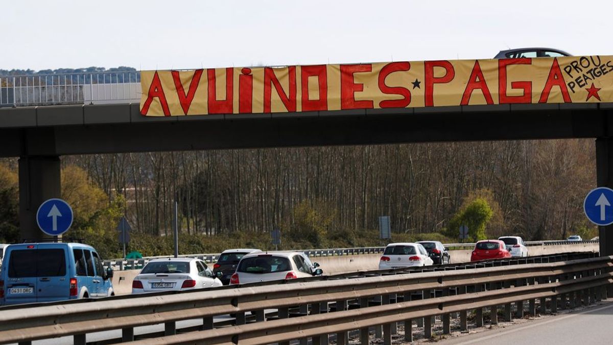Pancarta colocada por activistas de los Comités de Defensa de la República (CDR), en la que se puede leer "Hoy no se paga", en el peaje de la autopista AP-7 a la altura de La Roca del Vallès (Barcelona)