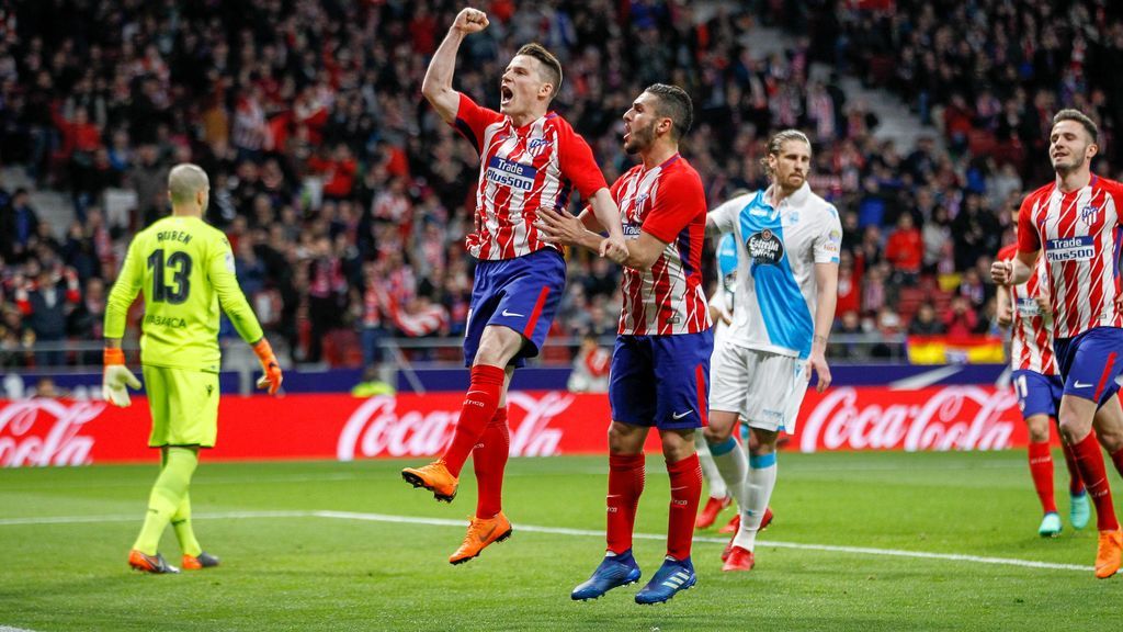 El Atlético gana con polémica al Deportivo y recorta distancia con el Barcelona