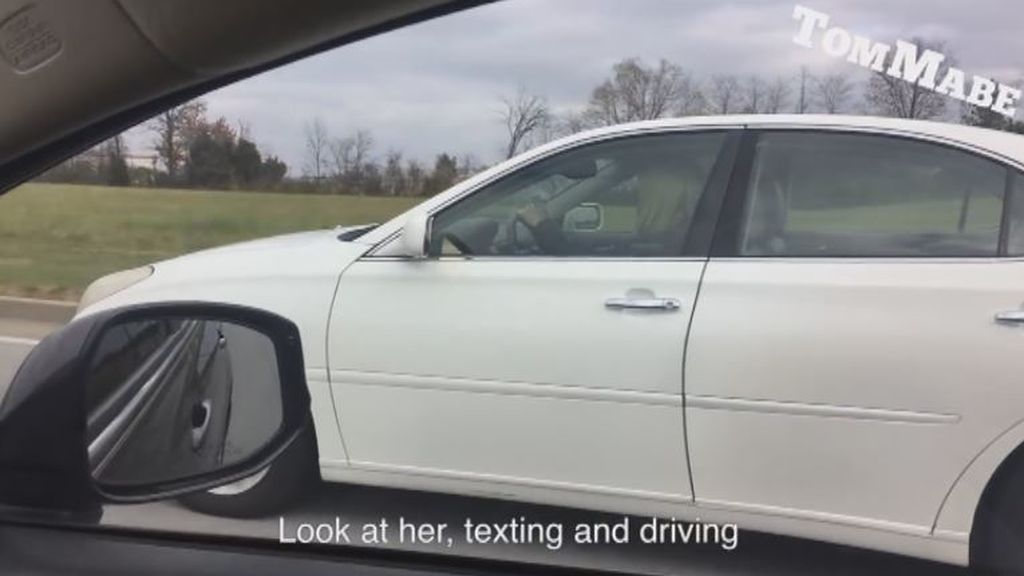 Se estrella mientras graba a una mujer que conducía con el móvil en la mano