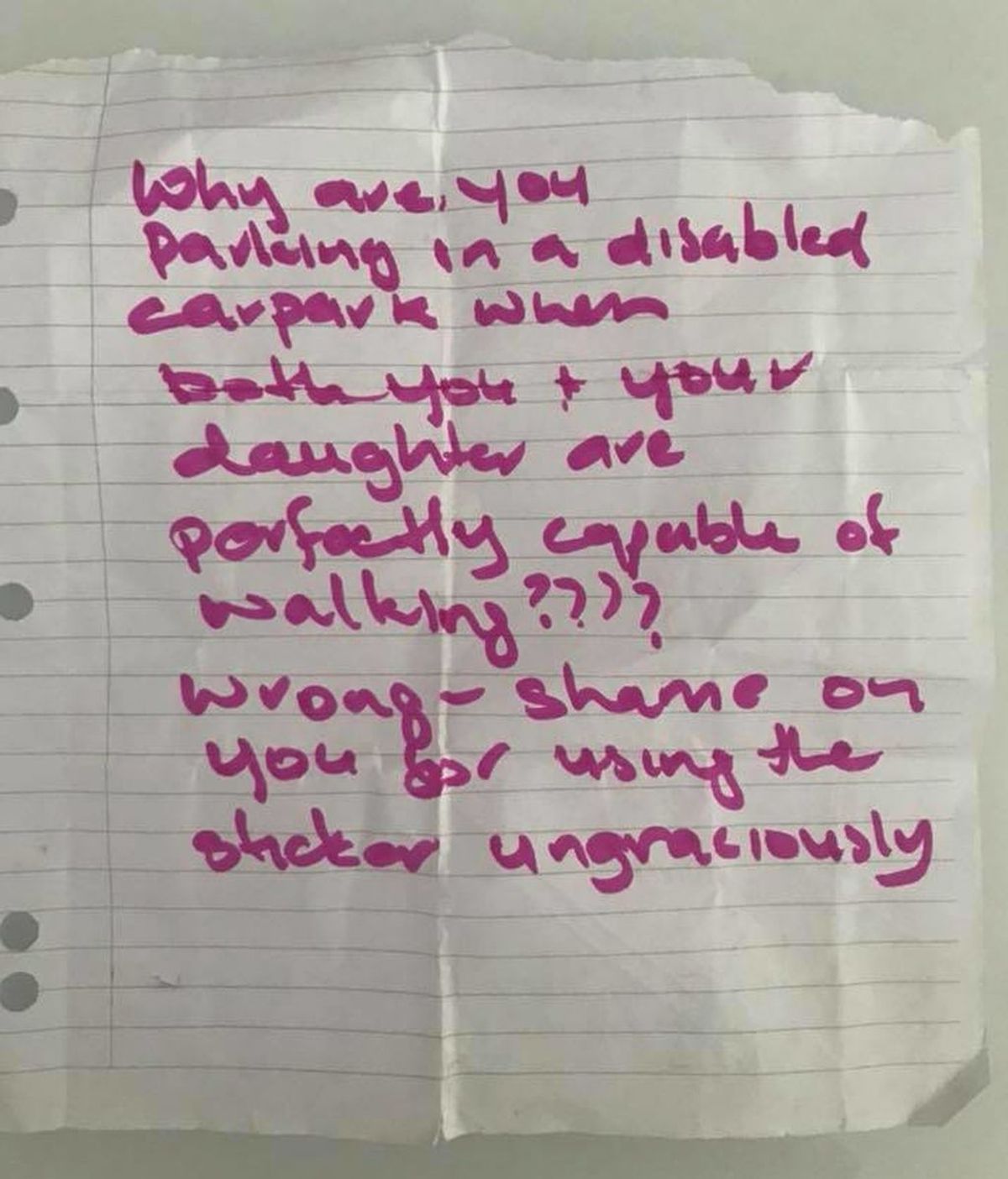 "No juzgues un libro por su cubierta": la nota que provoca la ira de una madre con su hija en silla de ruedas