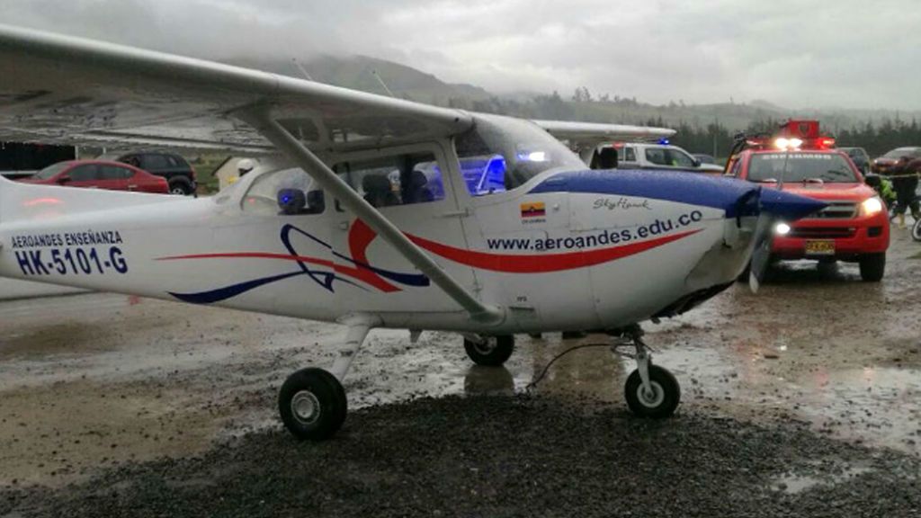 Aterriza la avioneta en una carretera de Bogotá y le suspenden la licencia de piloto