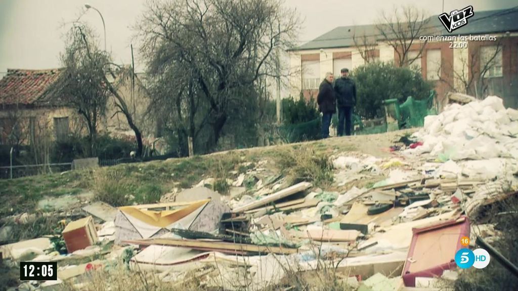 ‘El Pera’ muestra el vertedero ilegal del barrio madrileño de Fuencarral, justo al lado de un colegio