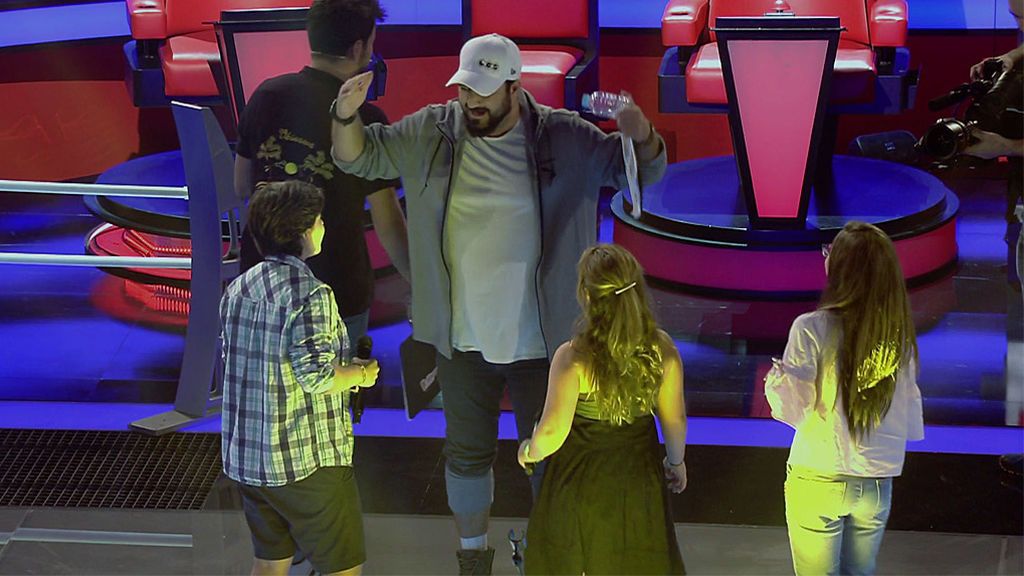 Antonio Orozco se pone a bailar ‘Soy una taza…’ con su equipo de ‘La Voz Kids’