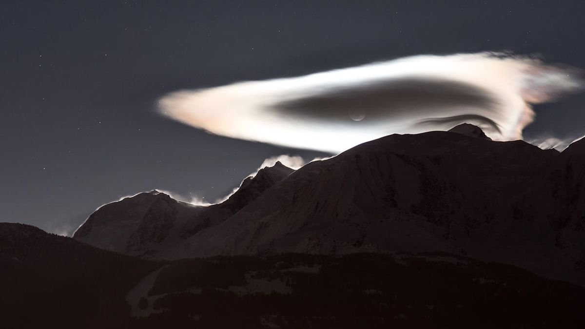 Tenemos el fotón: una nube lenticular con luna llena sobre el Mont Blanc