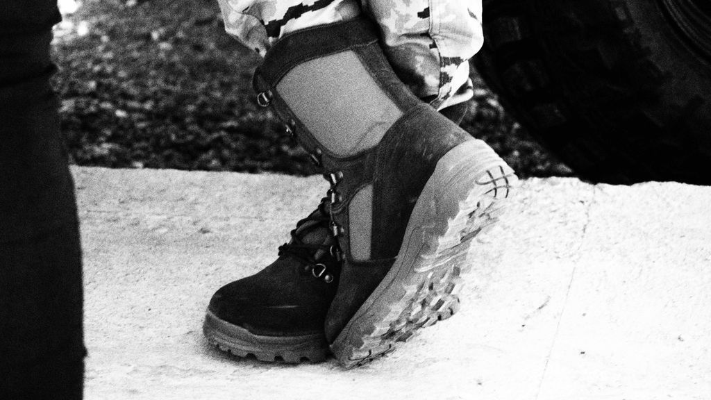 Camuflaje, botas y fusil de asalto: la Paula Echevarría más militar, en fotos