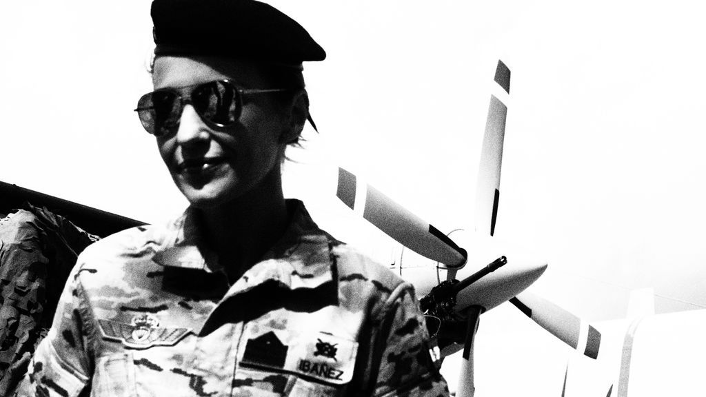Camuflaje, botas y fusil de asalto: la Paula Echevarría más militar, en fotos
