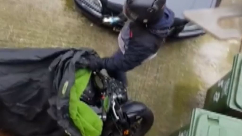 Graba cómo dos ladrones intentan robar su moto con una radial mientras le amenazan