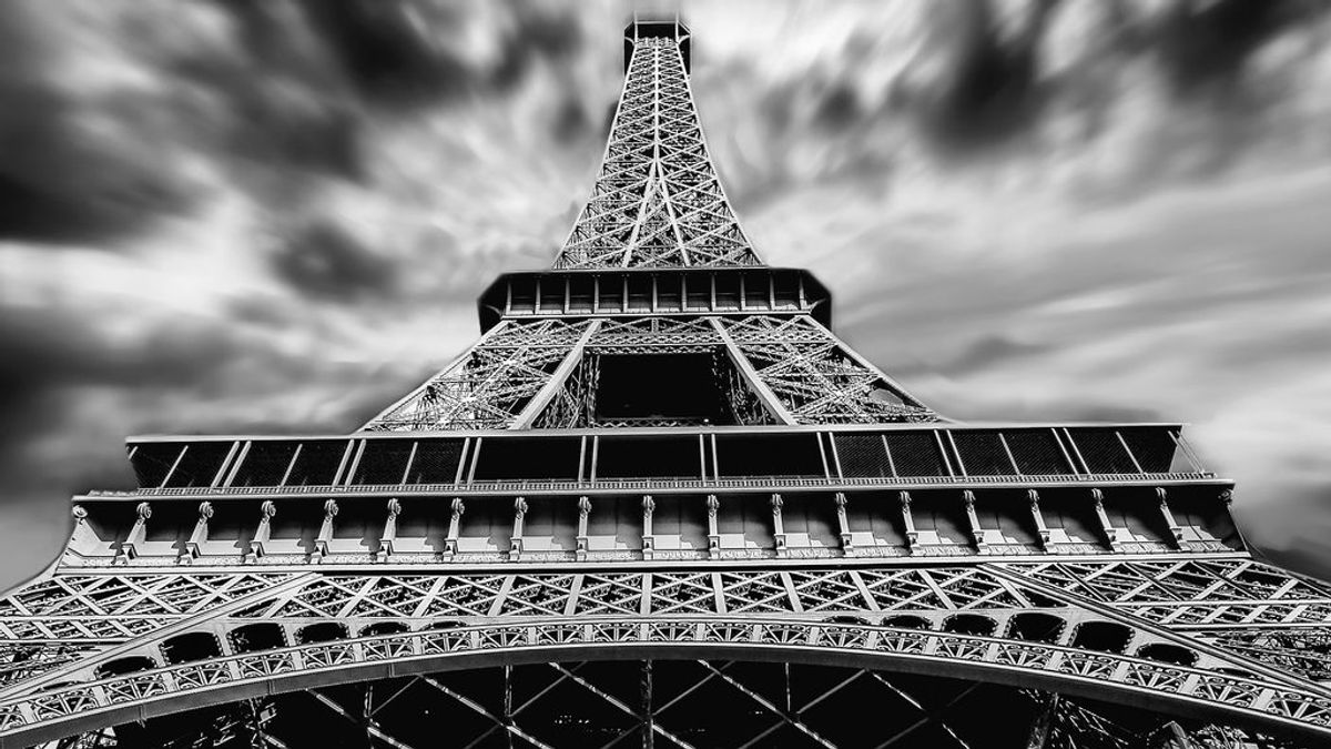 Un rayo hace 'saltar chispas' con la punta de la Torre Eiffel, la espectacular imagen parisina